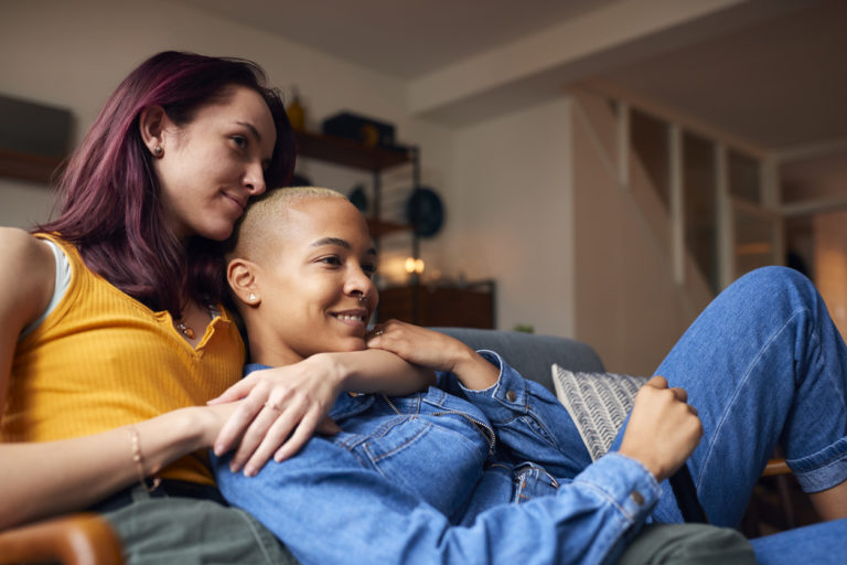 couple gay lesbien femmes canapé amour lesbiennes