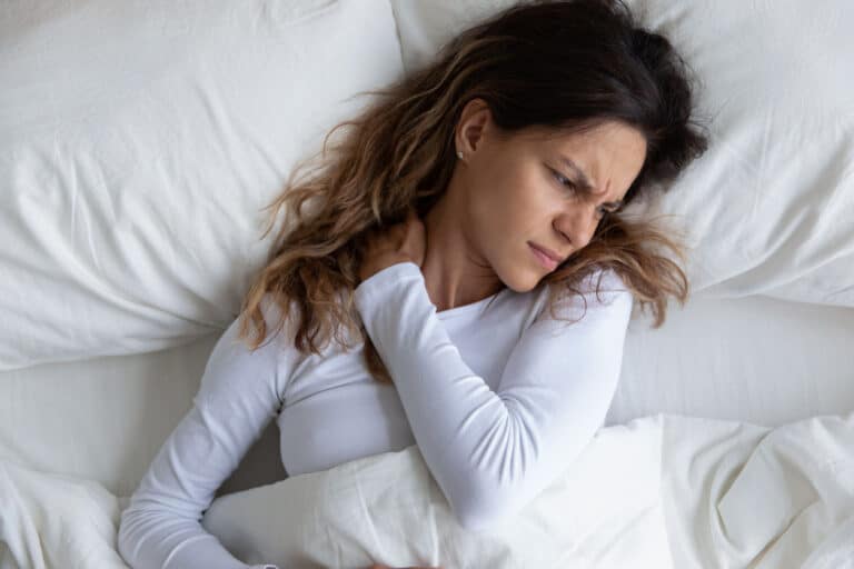 femme lit mal dormir éviter cauchemars sommeil se réveiller endormir