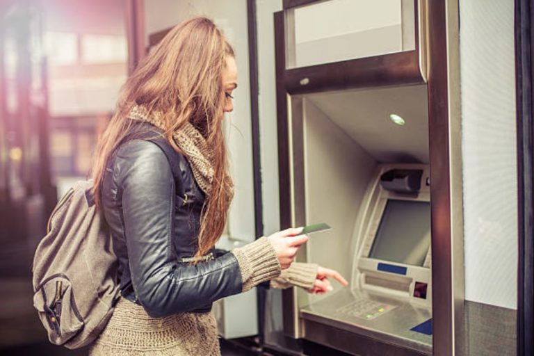 fille retrait argent banque monnaie carte