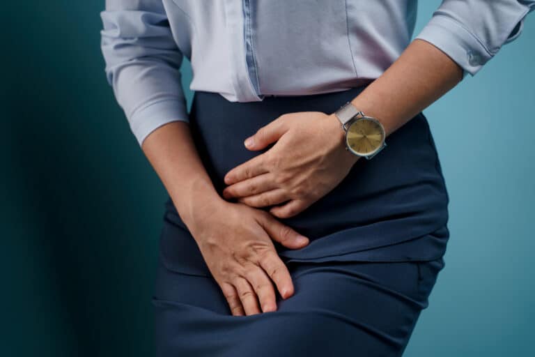 femme mal au ventre infection urinaire cystite toilettes se retenir