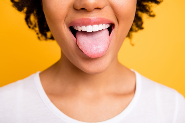 femme métisse tirer langue bouche haleine halitose