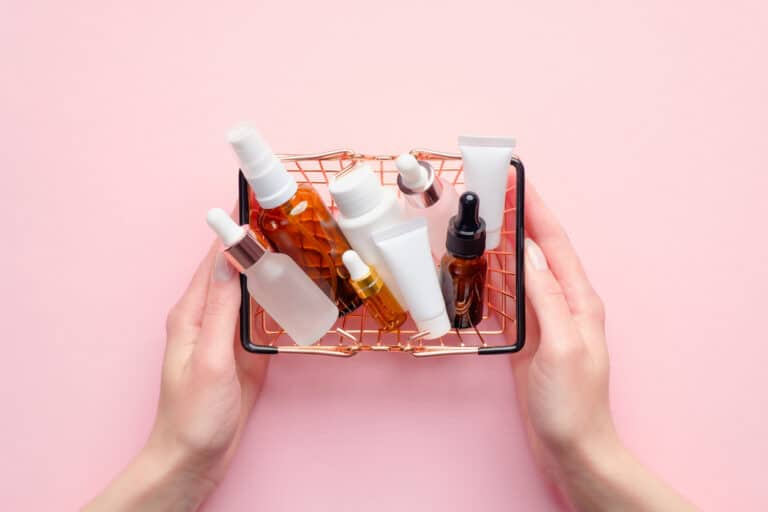 femme panier produits de beauté mains crèmes cosmétiques