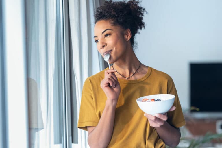 astuces healthy femme métisse manger bol petit déjeuner