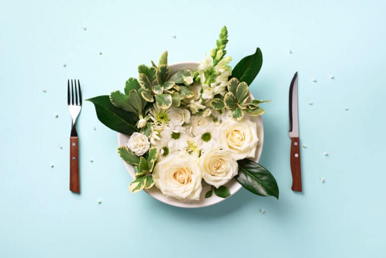fleurs roses manger assiette repas végétal plat