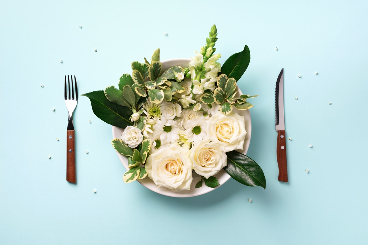 fleurs roses manger assiette repas végétal plat