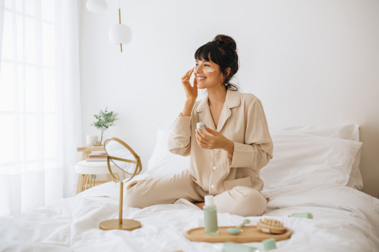 illuminer teint femme pyjama lit chambre matin masque beauté soin peau rituel