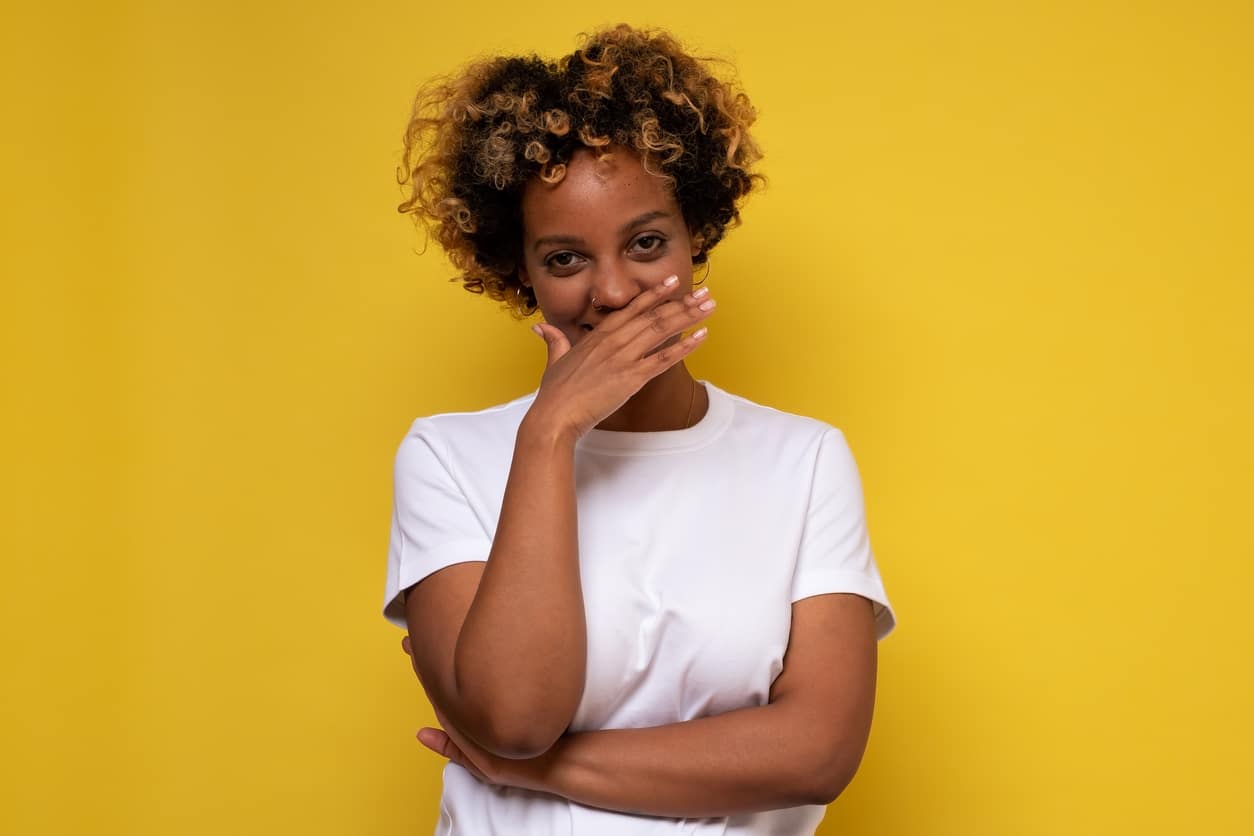 femme cacher sourire ne pas aimer main visage métisse rire