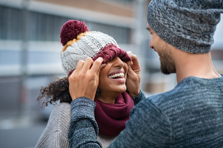 femme homme couple bien porter bonnet froid hiver