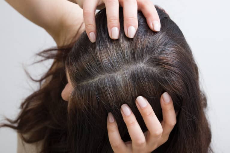 cheveux blancs gris femme cuir chevelu raie
