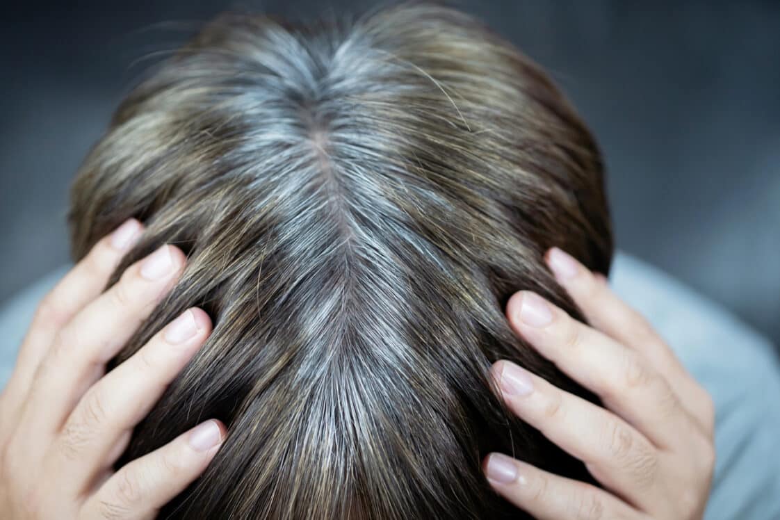 Cheveux blancs : un soin ayurvédique pour les faire disparaître