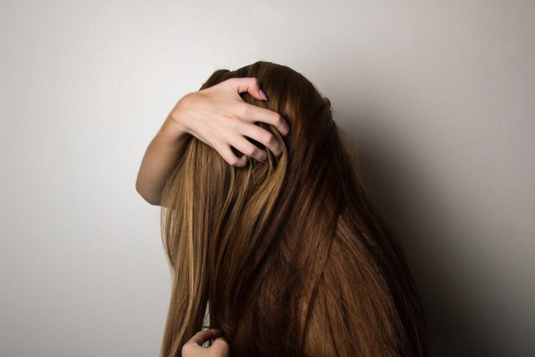 cheveux qui grattent femme chevelure