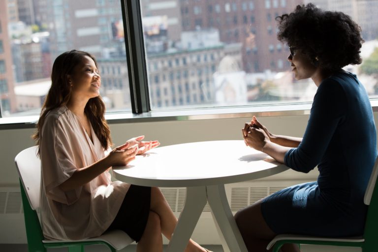bureau copines amies conversation parler peurs en couple