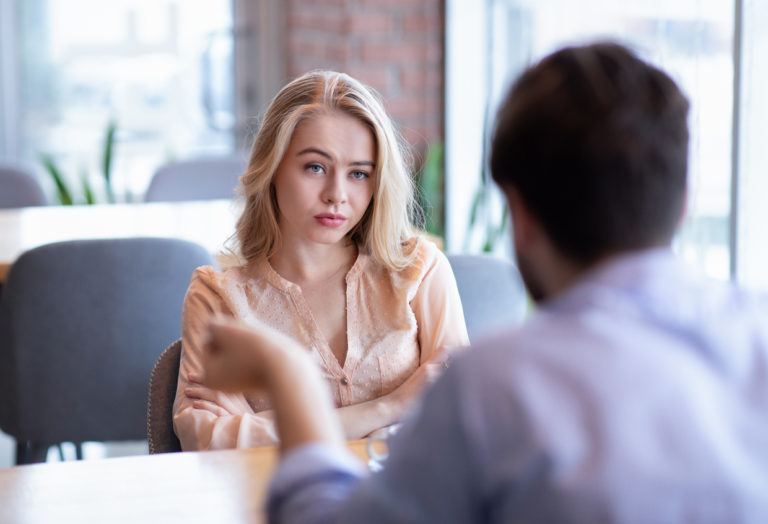 premier rendez-vous nouveau couple ennui femme restaurant rupture dispute triste