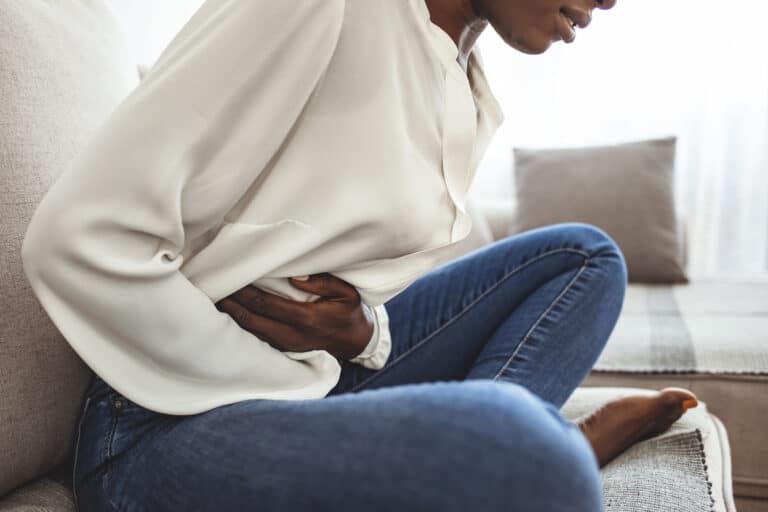 douleurs estomac mal au ventre règles maux femme canapé