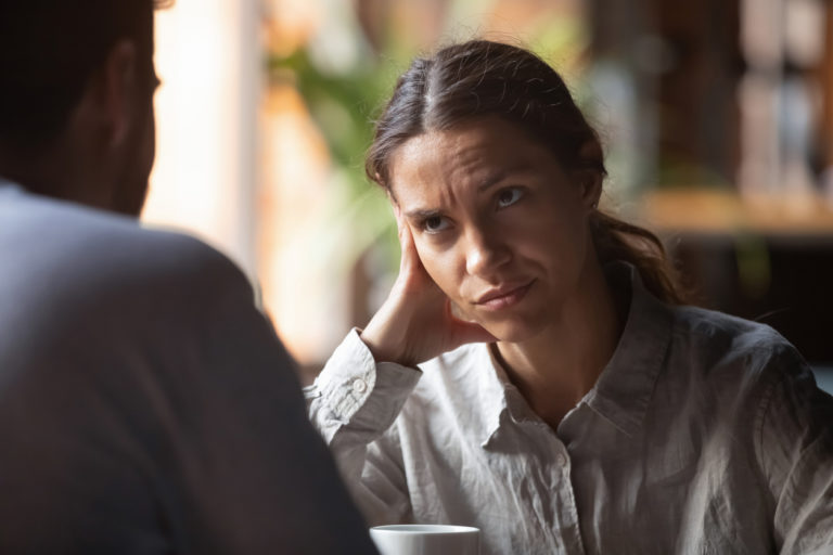 femme ennui couple restaurant triste écouter parler dispute premier rendez vous