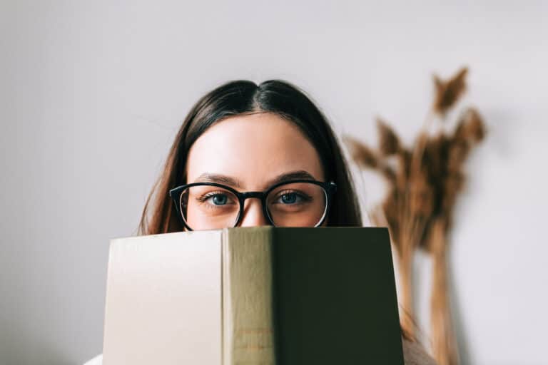 portrait femme livre lire se cacher lunette de vue bouquin ouvrage