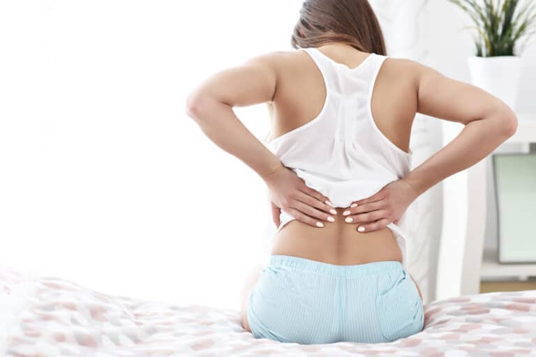 femme mal de dos douleurs lombaires lit maux