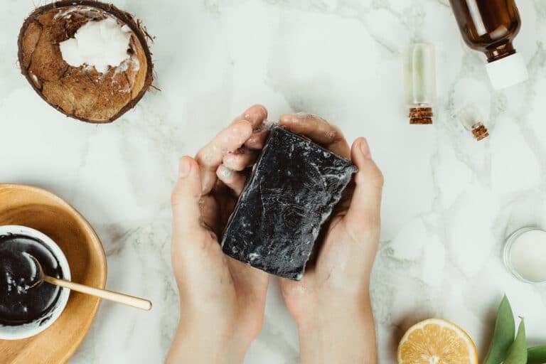 produits de beauté naturels zéro déchet savon noir femme