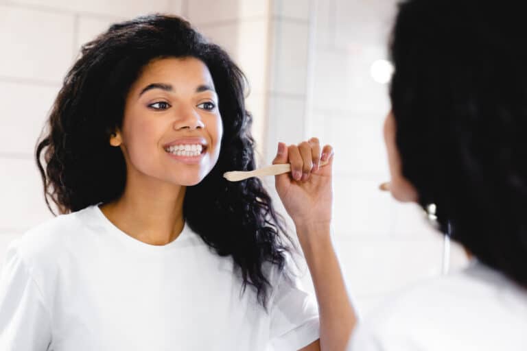 dentifrice se laver les dents brosse à dent femme miroir salle de bain