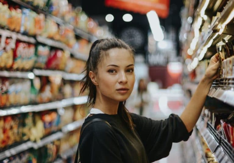 supermarché faire ses courses femme ligne