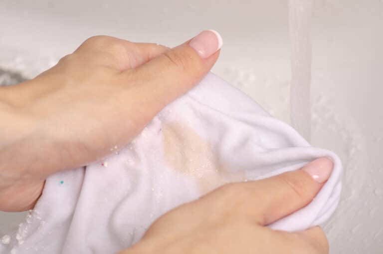 trace de maquillage tache vêtement blanc laver nettoyer main