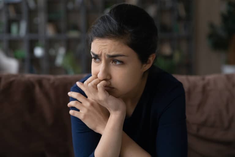 femme peur triste angoisse jalousie jalouse inquiète penser ronger ongles