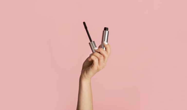 maquillage mascara tube DIY recette naturelle yeux rimmel femme main se maquiller