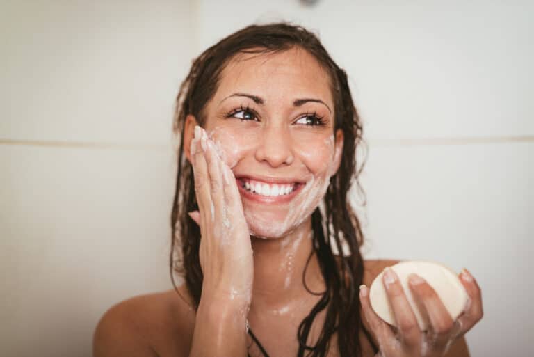 femme laver visage savon mousse douche salle de bain peau