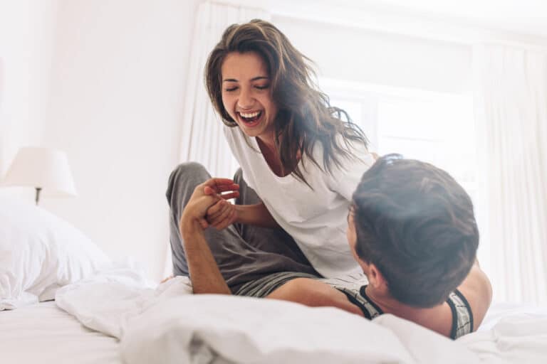 couple femme lit chatouilles jeu chatouiller rire chatouilleuse