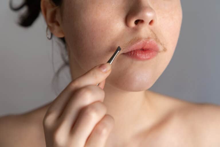 femme très poilue moustache poils décolorer toison pince à épiler visage