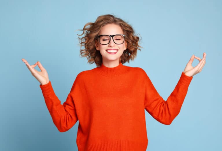 gérer son stress femme zen méditation fermer les yeux travail calme sourire