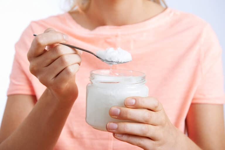femme pot huile de noix de coco cuillère astuces beauté naturelles