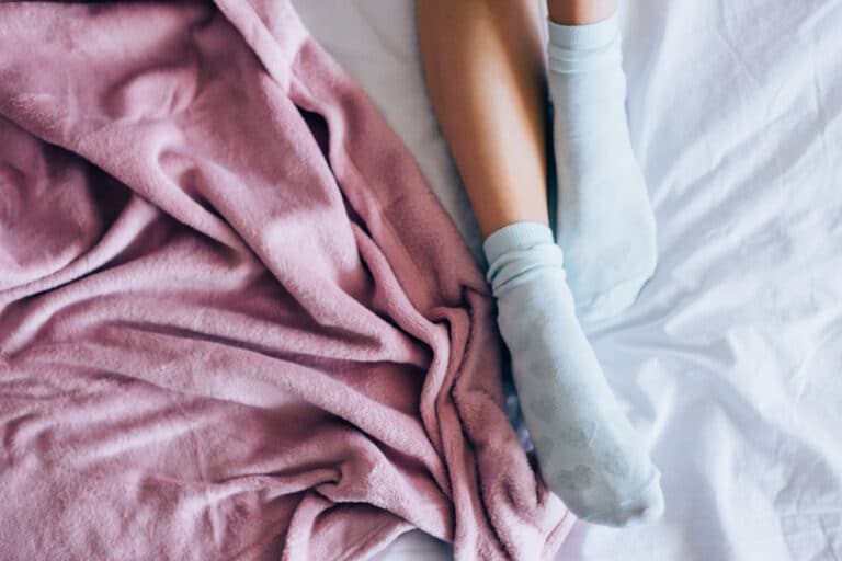 lit chaussettes froid hiver sexe socquettes jambes