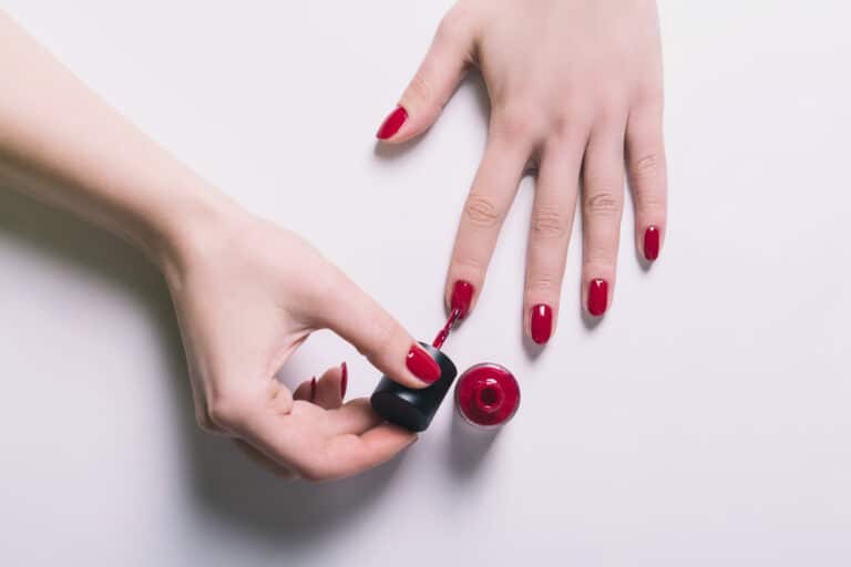 appliquer vernis à ongles rouge de la mauvaise main