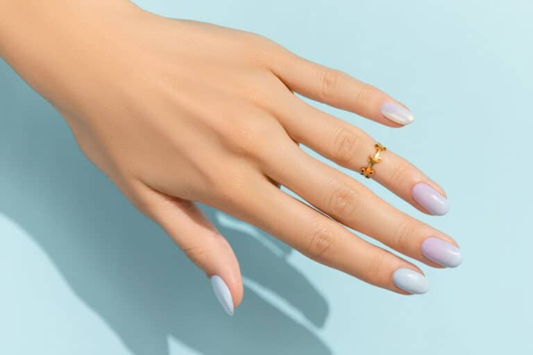 bague femme doigt main vernis ongles manucure pastel nail art bijou