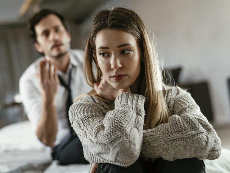 couple lit femme triste rupture problèmes homme dispute penser