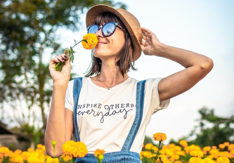 printemps fleurs femme lunette de soleil chapeau