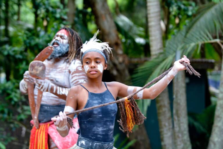 femme Afrique rituel traditionnel beauté danse peau masque