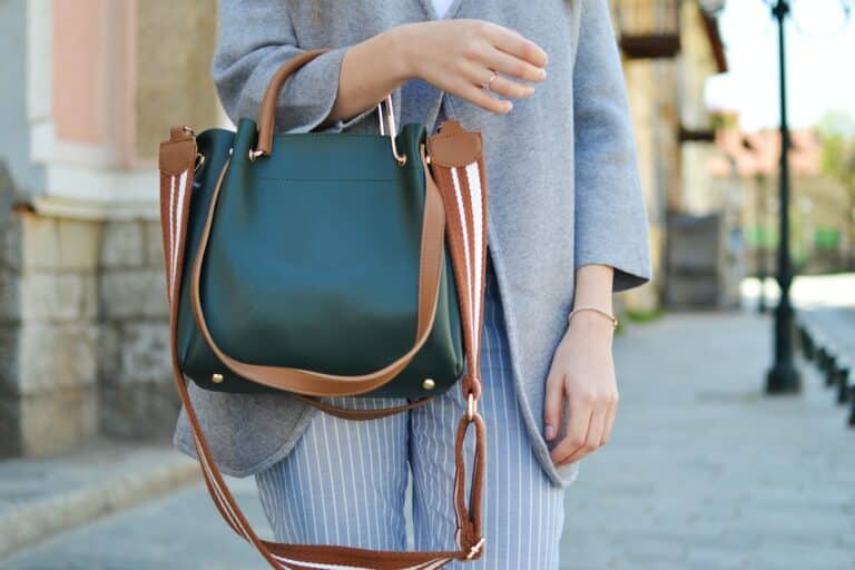 sac à main femme mode marcher rue