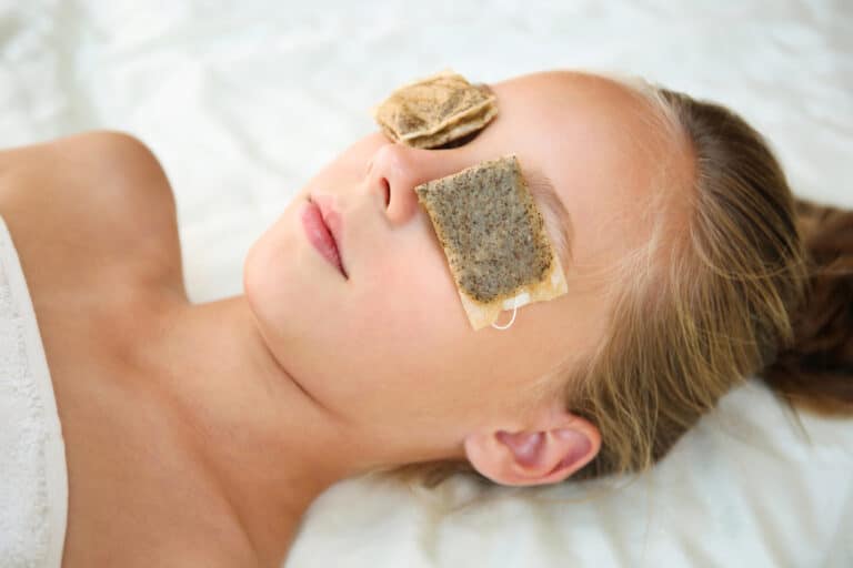femme beauté peau sachets thé yeux décongestionner astuce beauté peau belle teint jeune