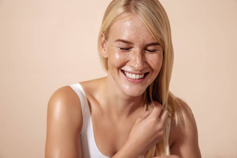 femme rire sourire dents blanches blonde teint belle peau taches de rousseur