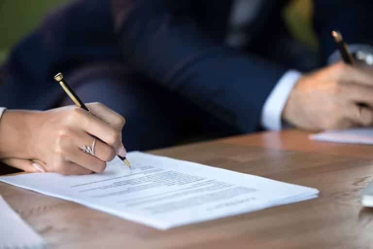 femme signer papiers divorce signature avocat rupture séparation justice