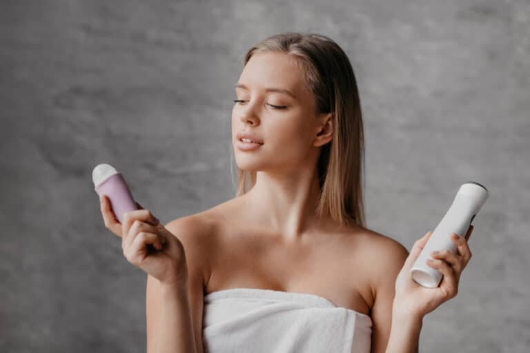 femme salle de bain douche gel produits de beauté cosmétiques choisir choix danger