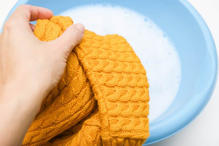 pull laine rétrécir laver à la main bassine savon shampoing vêtement astuce