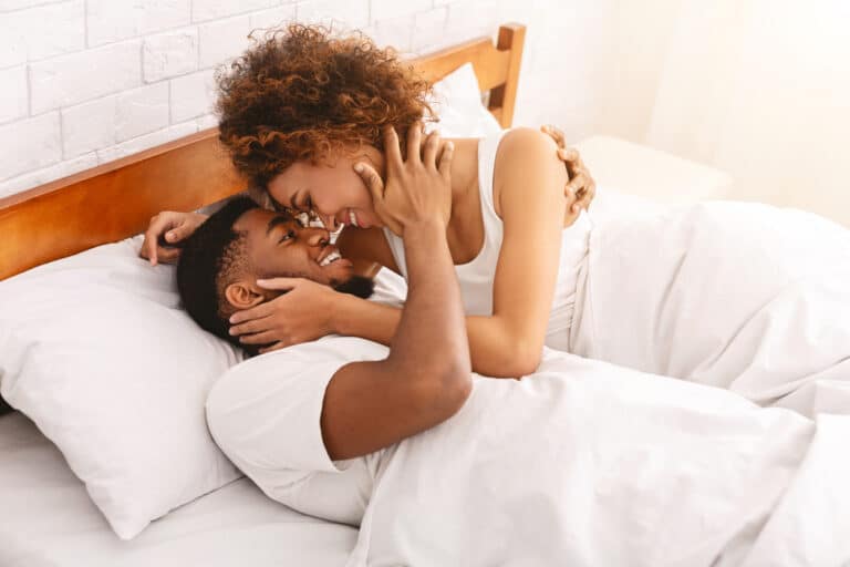 couple sexe amour lit draps métisse