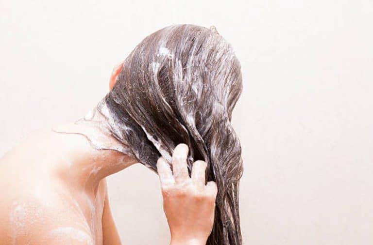 se laver les cheveux avant d'aller se coucher pour avoir moins chaud