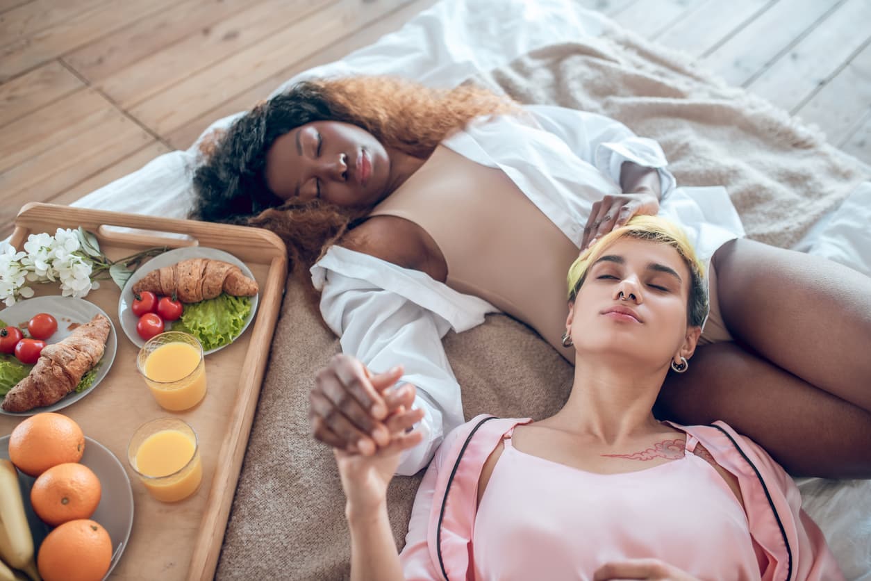 couple femmes lesbiennes lit gay homosexuelles petit dejeuner dormir