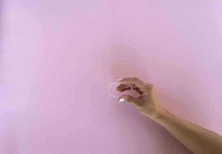 anneau vaginal femme méthode mode de contraception féminine main