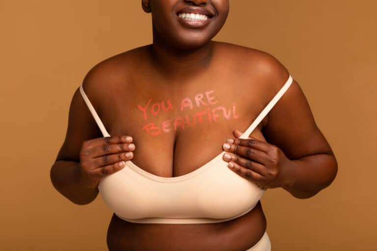 body positive femme forte poitrine seins soutien gorge no complexe