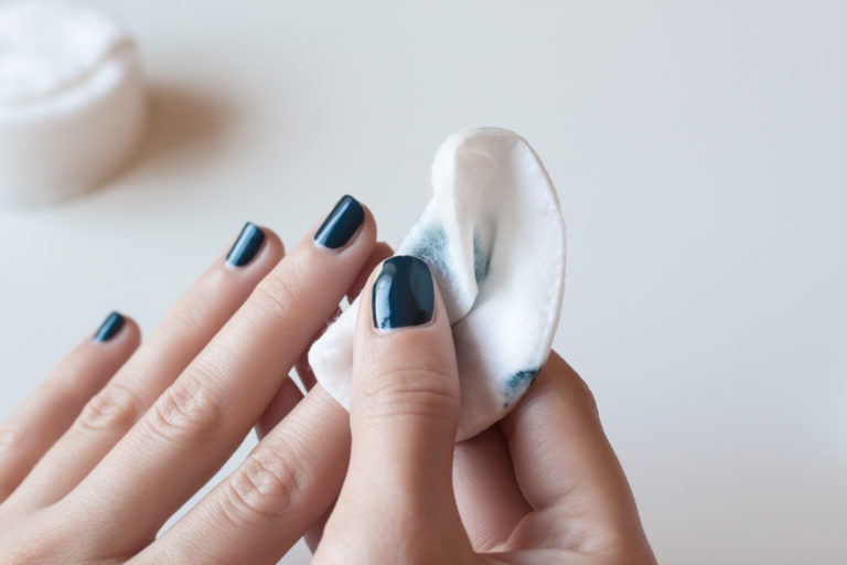 femme enlever retirer vernis ongles manucure nail art dissolvant coton